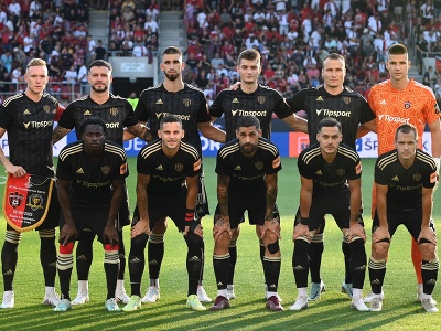 Na snímke hráči Trnavy pózujú pre skupinovú fotografiu pred prvým zápasom play off Európskej konferenčnej ligy