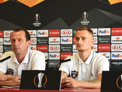 Na snímke zľava tréner Trnavy Radoslav Látal a hráč Trnavy Erik Grendel