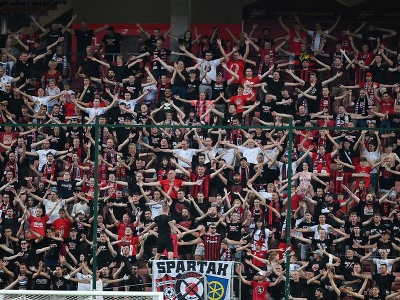 Na snímke fanúšikovia Spartaka povzbudzujú počas prvého zápasu 2. predkola Európskej konferenčnej ligy FC Spartak Trnava - Newtown AFC 