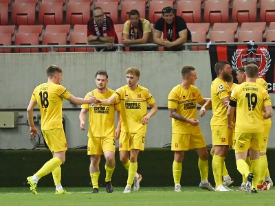 Na snímke radosť hráčov Newtownu po strelení vyrovnávajúceho gólu na 1:1 počas prvého zápasu 2. predkola Európskej konferenčnej ligy FC Spartak Trnava - Newtown AFC v Trnave vo štvrtok 21. júla 2022