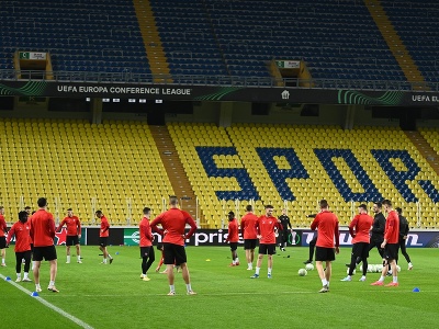 Futbalisti a realizačný tím Spartaka počas tréningu pred záverečným zápasom 6. kola H-skupiny Európskej konferenčnej ligy (EKL)