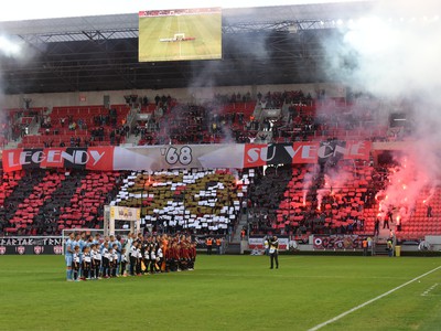 Fanúšikovia Trnavy pred začiatkom derby medzi domácim Spartakom a ŠK Slovan Bratislava