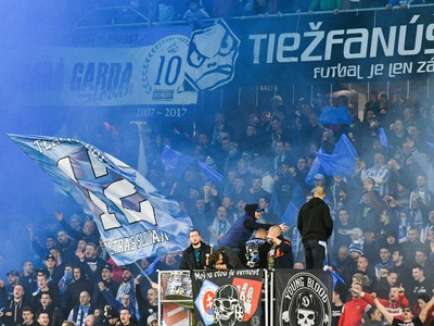 Atmosféra na tribúne fanúšikov ŠK Slovan Bratislava počas derby