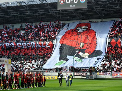 Fanúšikovia z FC Spartak Trnava na tribúne počas futbalového zápasu 