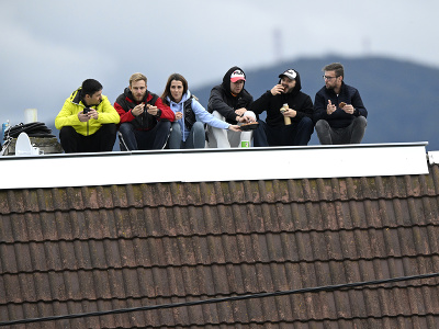Diváci na streche sa občerstvujú počas zápasu 3. kola SP - Slovnaft Cupu OŠK Trenčianske Stankovce - FC Spartak Trnava