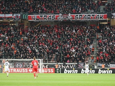 Fanúšikovia Spartaka povzbudzujú počas zápasu 