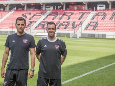 Na snímke nový tréner futbalistov FC Spartak Trnava Riccardo Chéu (vpravo) a jeho asisitent Nuno Barbosa