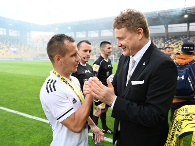 Na snímke vpravo prezident Únie ligových klubov Ivan Kozák gratuluje kapitánovi Trnavy Martinovi Mikovičovi k 3. miestu 