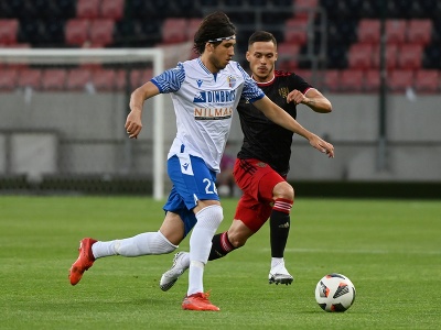 Na snímke vpravo hráč Trnavy Martin Bukata a hráč FC Mosta Ivan Djorič