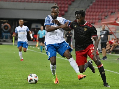 Na snímke vpravo hráč Trnavy Bamidele Yusuf a hráč FC Mosta Jonas Ekani 