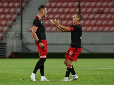 Na snímke radosť hráča Trnavy Filipa Twardzika po strelení gólu, vpravo kapitán Trnavy Martin Mikovič
