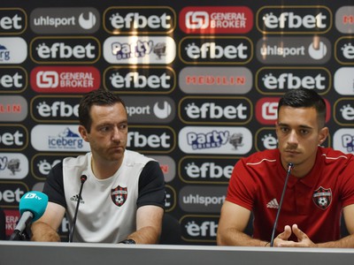 Na snímke zľava tréner Trnavy Ricardo Chéu a hráč Filip Dangubič pred začiatkom tlačovej konferencie