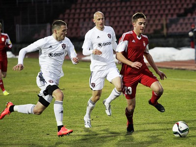 Michal Faško (vpravo) z FK Dukla Banská Bystrica a Marek Janeček (uprostred) z FC Spartak Trnava