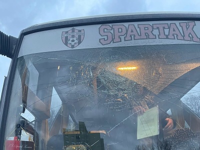 Rozbité sklo na klubovom autobuse trnavského Spartaka