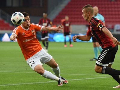 Kapitán Trnavy Martin Mikovič a hráč Gyumri Robert Darbinyan v súboji o loptu