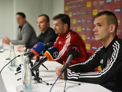 Na  snímke vpravo kapitán FC Spartak Trnava Martin Mikovič počas tlačovej konferencie