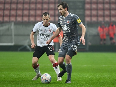 Na snímke vľavo kapitán Spartaka Martin Mikovič a hráč Ružomberka Štefan Gerec