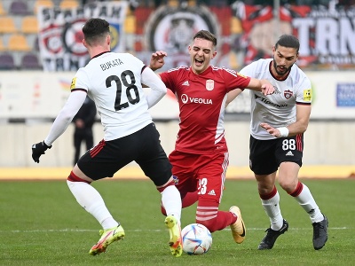 Na snímke zľava futbalista Spartaka Martin Bukata, hráč Dukly Michal Faško a hráč Spartaka Kyriakos Savvidis bojujú o loptu