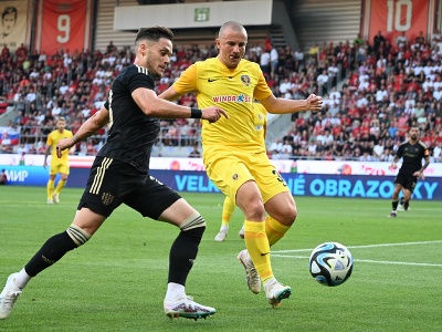Na snímke zľava stredopoliar Spartaka Martin Bukata a stredopoliar Dnipra Vasyl Kravec v prvom zápase play off Európskej konferenčnej ligy