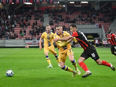Sprava hráč Spartaka Martin Šulek a hráč DAC Konrad Gruszkowski v súboji o loptu