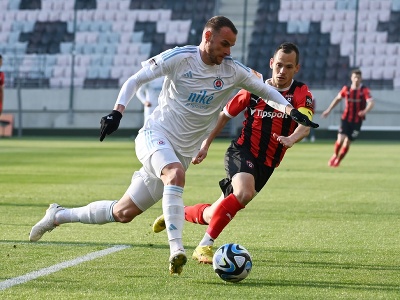 Vpravo kapitán Spartaka Martin Mikovič a hráč Slovana Lukáš Pauschek v súboji o loptu
