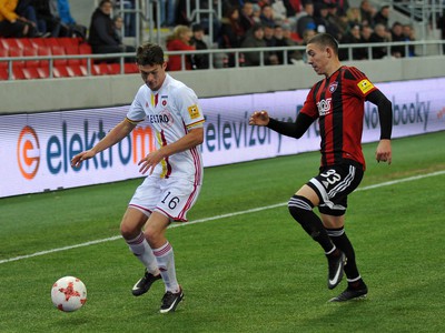 Erik Jirka a Michal Jonec v súboji o loptu