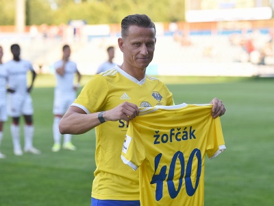 Na snímke kapitán Michaloviec Igor Žofčák s dresom za 400 odohraných zápasov