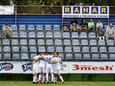 Na snímke hráči FC Spartak Trnava sa tešia po vstrelení gólu