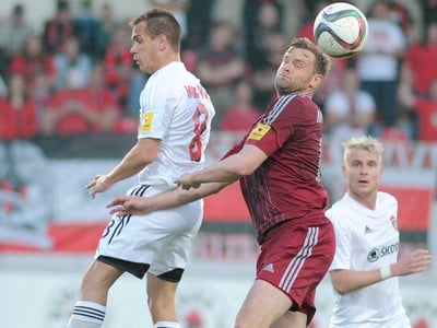 Martin Mikovič z FC Spartak Trnava (vľavo) a Michal Pančík z ŽP Šport Podbrezová (vpravo)