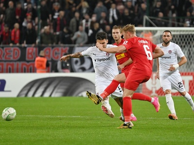 Vľavo hráč Spartaka Michal Ďuriš a hráč Nordsjaellandu Jeppe Tverskov bojujú o loptu