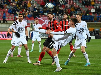 Na snímke zľava kapitán Podbrezovej Marek Bartoš, hráč Trnavy Michal Ďuriš a hráč Podbrezovej Matej Oravec