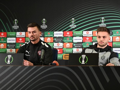 Sprava futbalista Spartaka Ján Bernát a tréner Trnavy Michal Gašparík počas tlačovej konferencie 