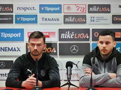 Na snímke zľava tréner Spartaka Trnava Michal Gašparík a hráč Kristián Koštrna počas tlačovej konferencie 