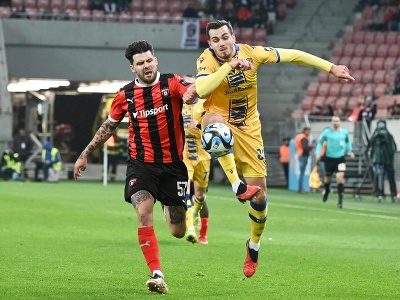Zľava futbalista Spartaku Michal Ďuriš a hráč DAC-u Taras Kačaraba bojujú o loptu