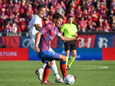 Na snímke zľava hráč Spartaka Milan Ristovski a kapitán Rakówa Zoran Arsenič počas zápasu