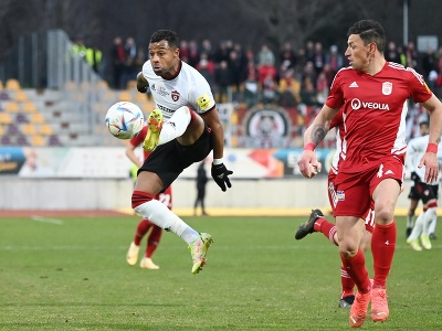 Na snímke zľava hráč Spartaka Dyjan Azevedo a hráč Dukly Nicolas Gorosito bojujú o loptu