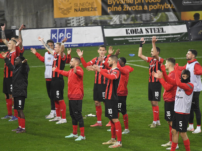 Hráči Trnavy ďakujú fanúšikom po víťazstve 2:0 v Košiciach