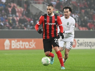 Na snímke vľavo hráč Spartaka Filip Bainovič a hráč Ludogorca Pedro Naressi 