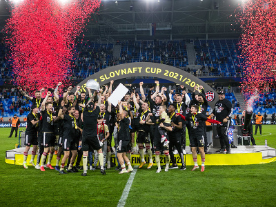 Víťazné oslavy futbalistov FC Spartak Trnava s pohárovou trofejou