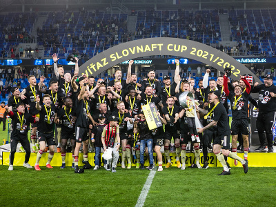 Víťazné oslavy futbalistov FC Spartak Trnava s pohárovou trofejou