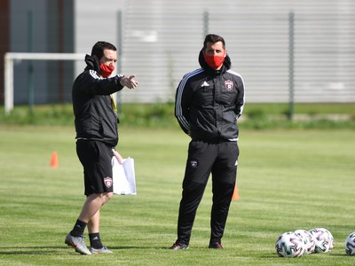 Na snímke vľavo tréner Ricardo Chéu a jeho asistent Nuno Barbosa počas tréningu klubu FC Spartak Trnava