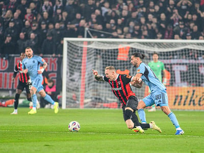 Zľava Roman Procházka z FC Spartak Trnava a Kyriakos Savvidis z ŠK Slovan Bratislava 