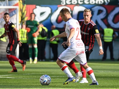 Vpravo hráč Spartaka Roman Procházka a hráč Rakówa Patryk Kun bojujú o loptu
