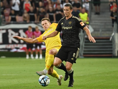 Na snímke vpravo hráč Spartaka Samuel Štefánik a hráč Dnipra Ruslan Babenko