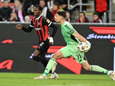 Na snímke sprava brankár Slovana Dominik Takáč a hráč Trnavy Abdulrahman Taiwo