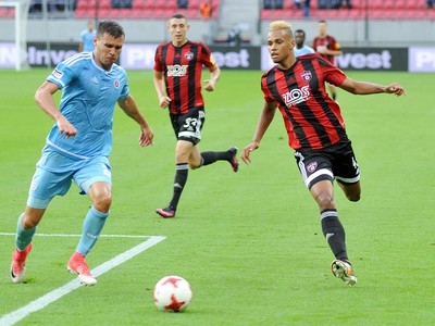Sprava: Marvin Egho a Erik Jirka z FC Spartak Trnava a Vasil Bozhikov z ŠK Slovan Bratislava