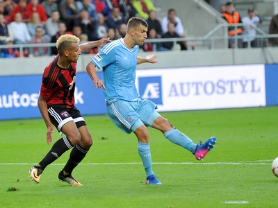 Zľava: Marvin Egho z FC Spartak Trnava a Adamantios Chouchoumis z ŠK Slovan Bratislava