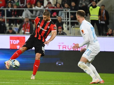 Vľavo hráč Spartaka Adrian Zelkovič strieľa gól na 1:1