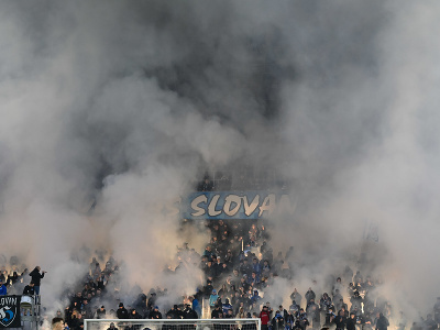 Na snímke fanúšikovia zapálili svetlice a dymovnice počas zápasu 22. kola Niké ligy vo futbale ŠK Slovan Bratislava - FC Spartak Trnava 2. marca 2024 v Bratislave
