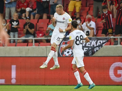 Radosť hráčov Trnavy po strelení gólu, vo výskoku strelec Roman Procházka a Kyriakos Savvidis
